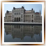Il Palazzo del Parlamento ungherese riflesso nell'acqua in piazza Kossuth Lajos a Budapest