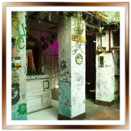 Sale interne del ruin pub Szimpla Kert a Budapest con pareti piene di graffiti e piante rampicanti dal soffitto