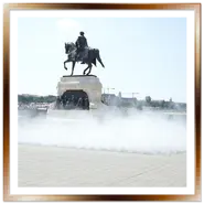 Monumento equestre a Gyula Andrassy con nebbia artificiale in piazza Kossuth a Budapest