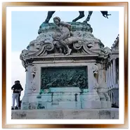 Monumento equestre in bronzo del Principe Eugenio di Savoia situato sul piazzale del Palazzo Reale (Castello di Buda) a Budapest, con passanti sulla terrazza panoramica.