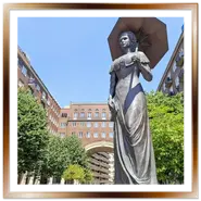 Statua in bronzo dell'Imperatrice Sissi con ombrellino in piazza Madach Imre ter a Budapest