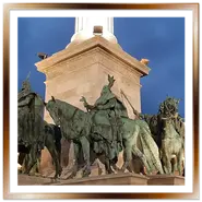 Statue equestri in bronzo dei sette capi magiari illuminati di sera in Piazza degli Eroi a Budapest