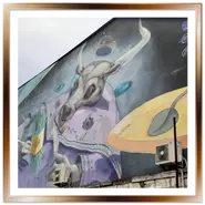 Murales del bue grigio ungherese sulla facciata del ristorante Koleves nel quartiere ebraico di Budapest