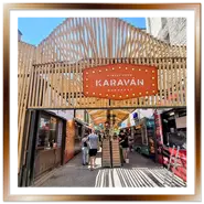 Ingresso in legno con insegna arancione del mercato gastronomico Street Food Karavan a Budapest