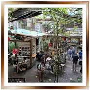Veduta dall'alto del cortile interno del ruin pub Szimpla Kert con piante e installazioni artistiche a Budapest