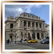 Facciata neorinascimentale del Teatro dell'Opera di Stato Ungherese a Budapest visto dal viale Andrassy