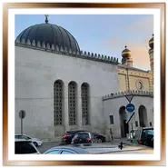 Facciata in pietra chiara e cupola del Tempio degli Eroi accanto alla Grande Sinagoga di Budapest