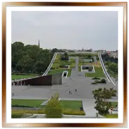 Tetto giardino calpestabile del Nuovo Museo Etnografico a Budapest visto dall'alto nel Parco Cittadino