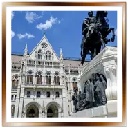 Statua equestre di Gyula Andrássy di fronte alla facciata del Parlamento di Budapest durante un tour di Pest.