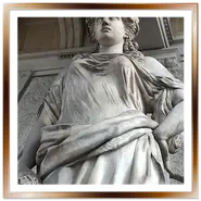 Statua di cariatide scolpita sulla facciata di un palazzo storico in Viale Andrassy a Budapest