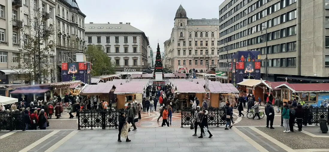 Mercatini di Natale a Budapest Panoramica dei mercatini di Natale alla Basilica di Santo Stefano a Budapest con bancarelle e decorazioni festive.